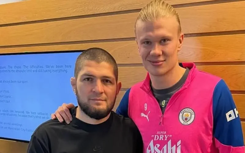 لا تفوت المتعة.. رسالة تحفيزية من مشجع يقلد هالاند وحبيب في الملعب